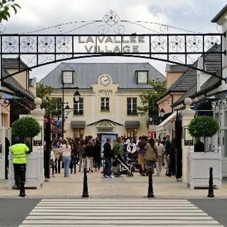 4 Bedrooms 2 Parkings 14 People 4 Minutes From Entrance Of Chessy (Seine-et-Marne)