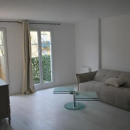 Apartment 4 Bedrooms 2 Parkings 14 People 4 Minutes From Entrance Of Chessy (Seine-et-Marne)